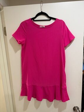 Short Sleeve Ruffle-Hem Dress in Hot Pink